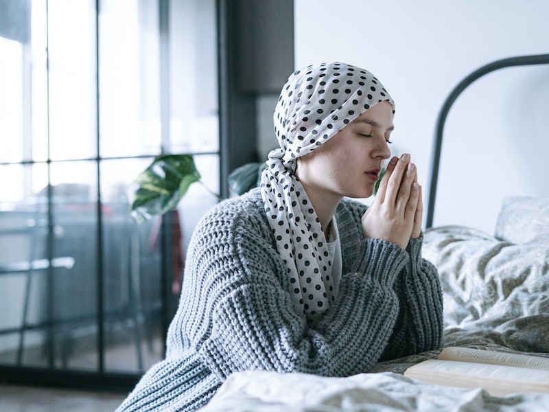 woman cancer praying